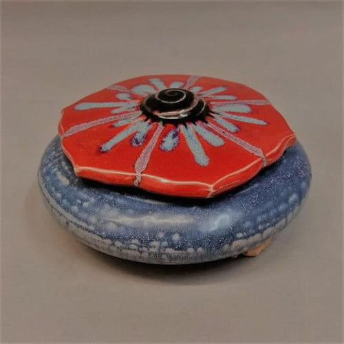 Click to view detail for Treasure Box, lidded, round Blue/Red